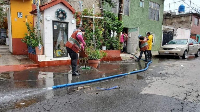 “Unidos” por la Comunidad: Limpieza de Calles Afectadas por las Lluvias en Nezahualcóyotl