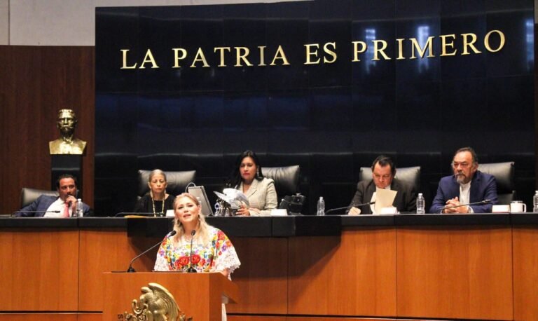 Los nombres de Felipe y Elvia Carrillo Puerto en letras doradas en el Senado de la República
