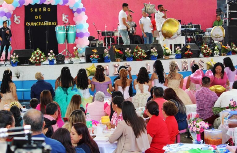 Quinceañeras de madres internas en Santa Martha Acatitla celebran con gran fiesta en familia+Fotogalería