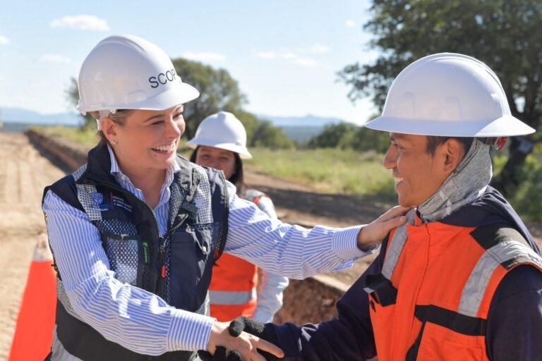 Supervisa Maru Campos reconstrucción de carretera La Quemada – Lázaro Cárdenas, en el municipio de Cuauhtémoc