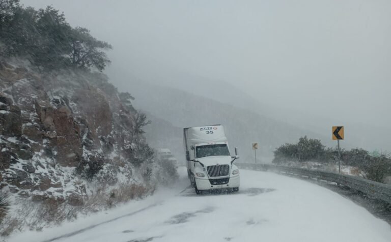 Cierran carretera que comunica a Chihuahua con Sonora por Tormenta Invernal