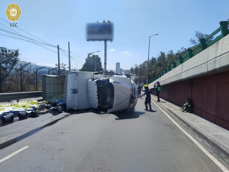 Vídeo: Camión se queda sin frenos y vuelca en Santa Fe; derramó 8 toneladas de jabón líquido