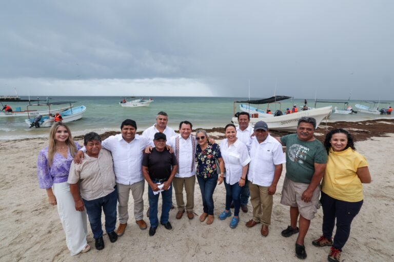 Pescadores de Yucatán estrenan chalecos salvavidas y radios de comunicación