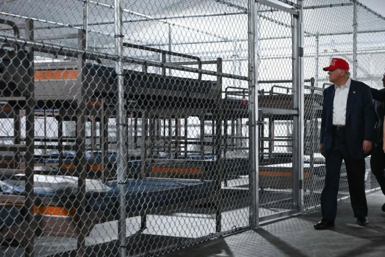 VIDEOS:”Alcatraz de los Caimanes”, así es la cárcel para migrantes que Trump construyó en Florida