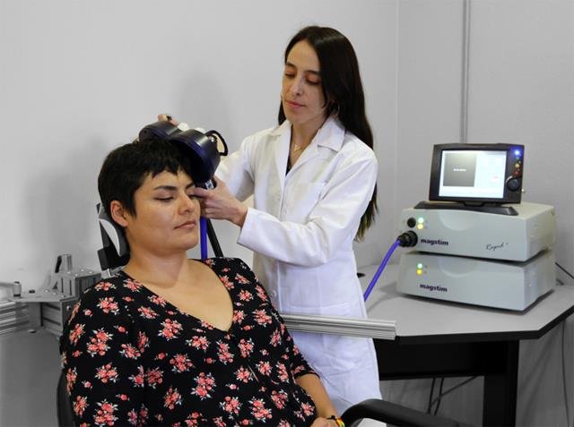 Con estimulación magnética transcraneal, en la UNAM buscan tratar adicción al alcohol