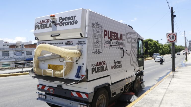 Con barredoras mecánicas Gobierno Estatal atiende siete vialidades principales en Puebla Capital