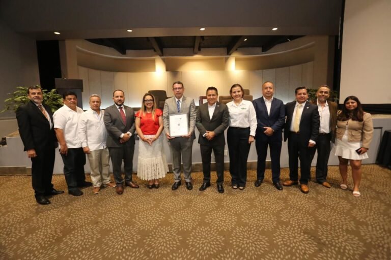 Otorga Economía distintivo Hecho en México al Colegio Nacional de Correduría Pública