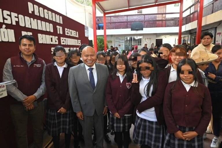 Entregan butacas estudiantiles para mejorar las condiciones de las y los alumnos de Tlalnepantla