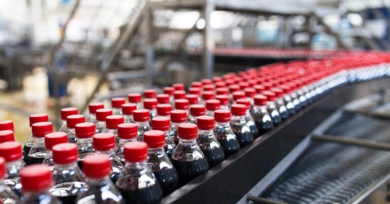 Diputados negocian con refresqueras reducción de azúcar en bebidas; ajustarían impuesto
