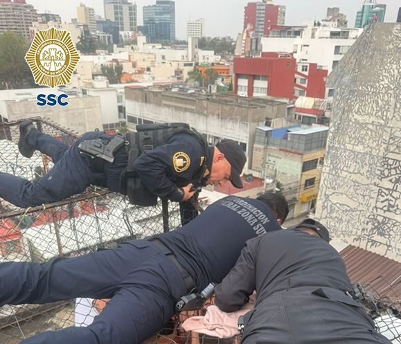 Policía evita suicidio y pone a salvo a mujer que atentaba contra su vida