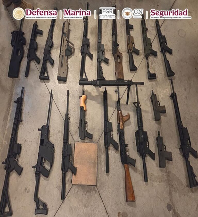 Decomisan más de 50 armas de fuego en vehículo abandonado en Baja California