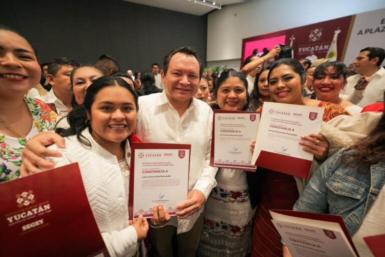  Entrega gobernador Joaquín Díaz Mena 582 plazas a docentes de educación básica en Yucatán