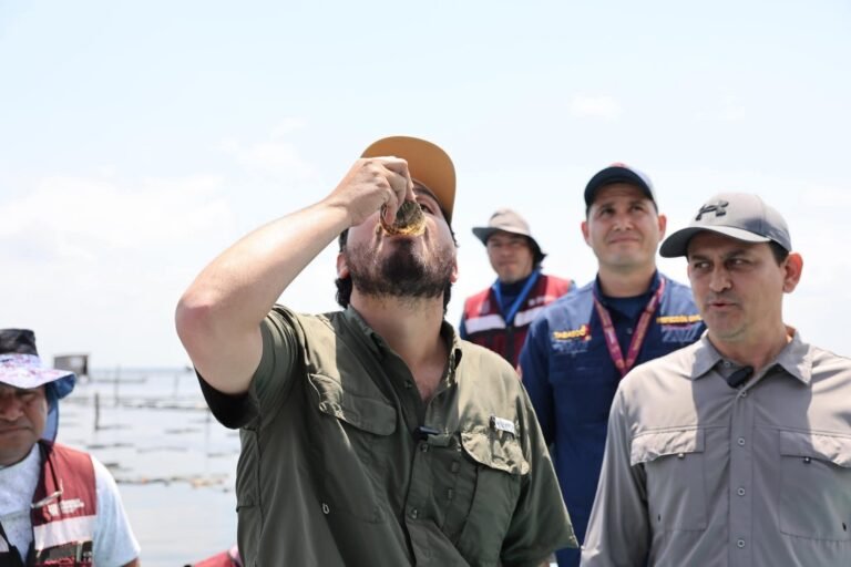 ¿Cuál contaminación? En Tabasco funcionario se viraliza por comer ostión de un río cercano a Refinería Olmeca