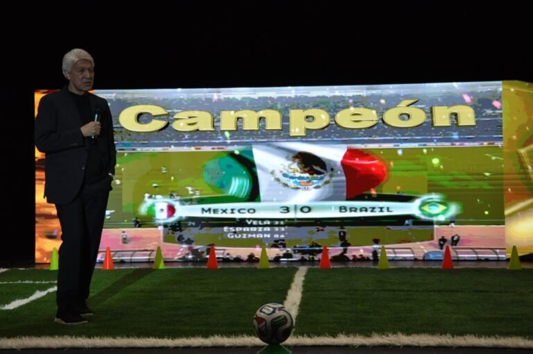 El campeón mundial Sub-17 “Chucho” Ramírez imparte conferencia a jovenes en Tlalnepantla, Edomex