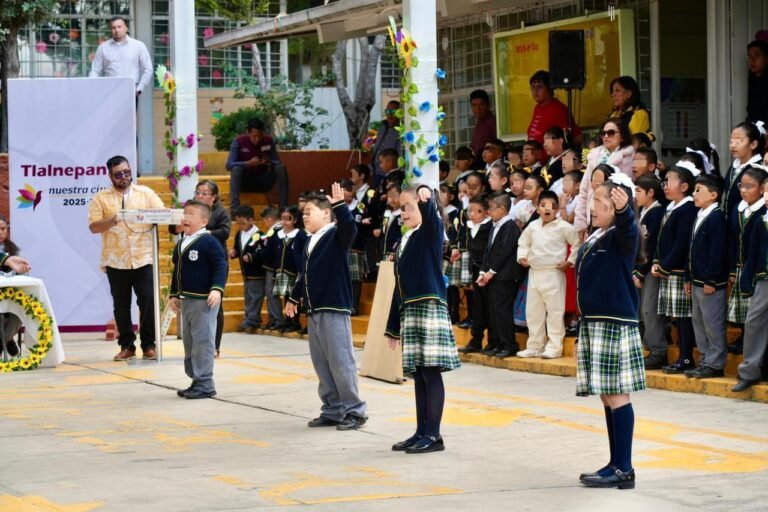 Entrega Alcalde Raciel Pérez Cruz equipo a escuela de Tlanepantla y premia al talento literario