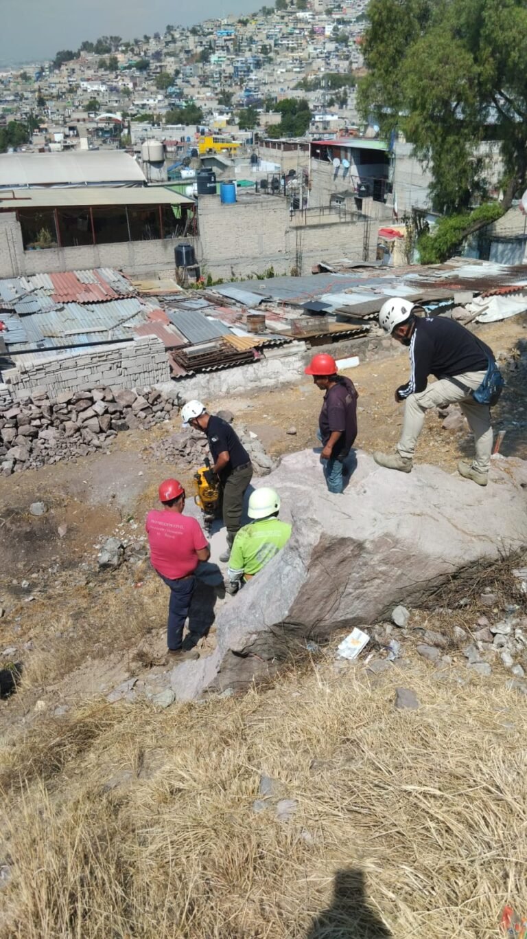 Autoridades de Tlalnepantla realizan operativo en zonas de alto riesgo tráss desprendimiento de pesada roca