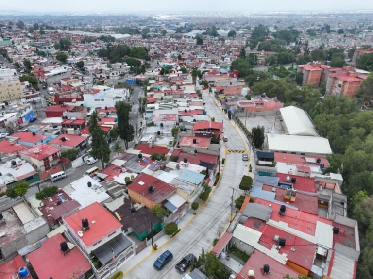 Repavimentan la calle con más baches y destrozada de Ecatepec