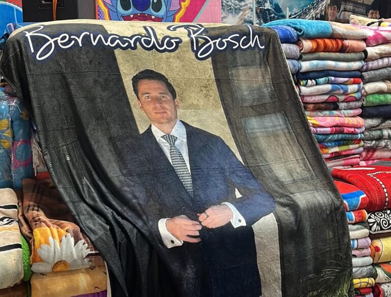 Al estilo Harfuch: en Tabasco venden colchas con imagen de Bernardo Bosch, hermano de Miss Universo
