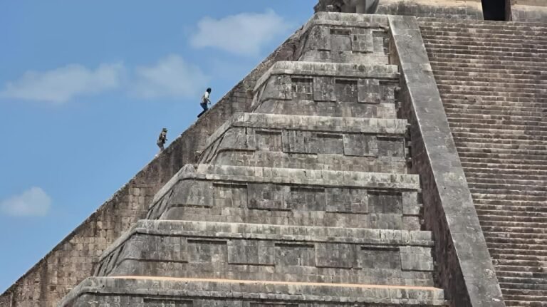 En Chichén Itzá turistas son arrestados y pagarán cuantiosa multa por escalar el Castillo