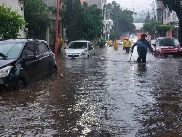 Gobierno de Tlalnepantla atiende puntos críticos por inundaciones provocadas por las fuertes lluvias de este martes