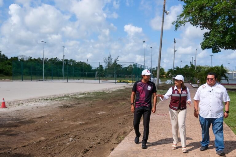 Impulsan Mara Lezama y José Luis Chacón nuevas canchas de Fútbol 5 en Cozumel, parte del proyecto Mundial Social