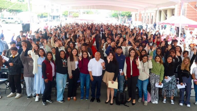 Raciel Pérez Cruz, continúa la entrega de apoyos económicos al programa “Juventudes Haciendo Historia 2026”.