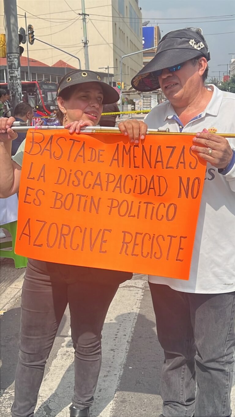 Basta de amenazas: comerciantes invidentes boquean las inmediaciones del metro Balderas en CDMX