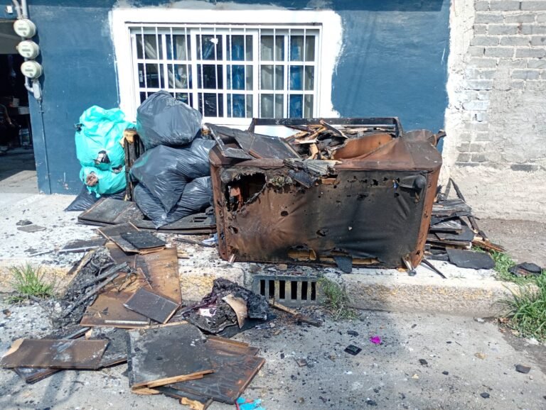 Policías de Nezahualcóyotl y vecinos apoyan a familia que perdió su patrimonio por un incendio