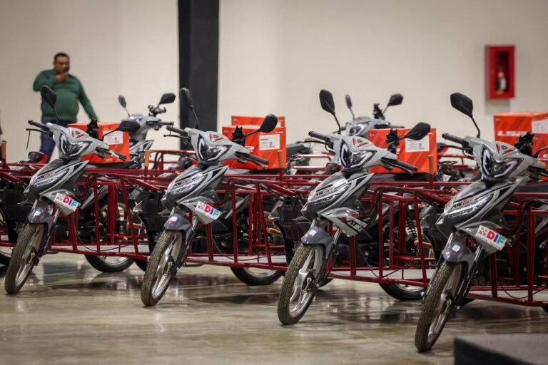 Renacimiento Maya entrega apoyos de movilidad a 81 personas con discapacidad