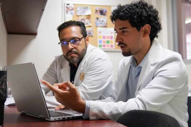 Médico mexicano presenta en Europa innovadora “biopsia virtual” contra el cáncer de mama metastásico