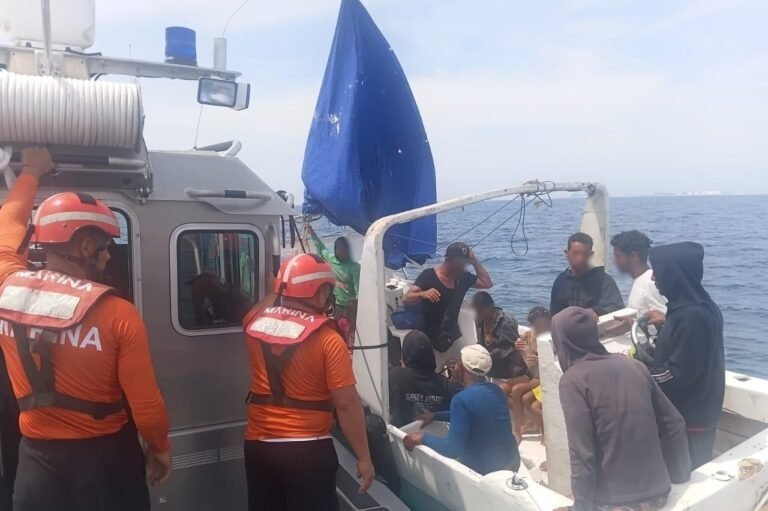 Rescatan a 16 migrantes a la deriva frente a las costas de Progreso