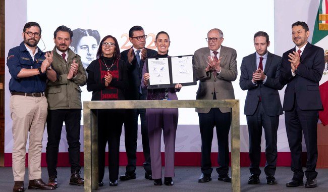 Presidenta firma decreto para creación de 12 mil 750 consultorios del Servicio Universal de Salud; entran en operación en enero de 2027