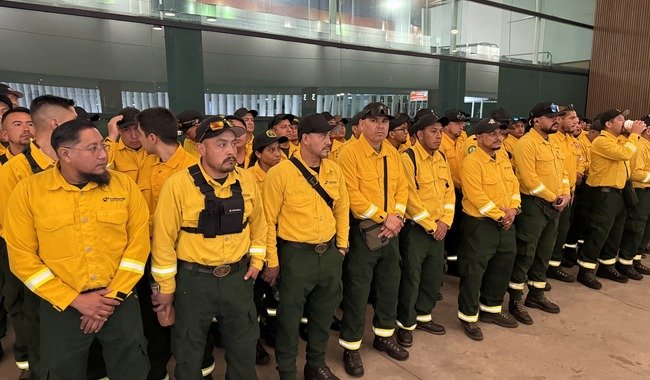 México envía un segundo grupo de brigadistas a Canadá para combatir los incendios forestales