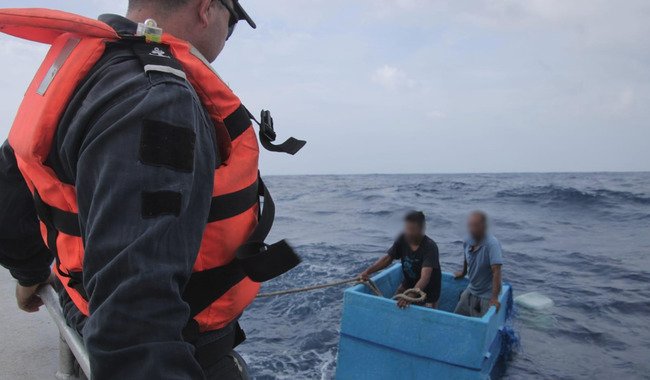 Marina rescata a dos pescadores a la deriva sobre una hielera a 240 kilómetros de la costa de Chiapas