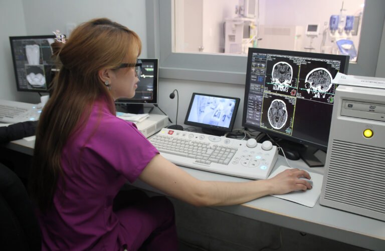 IMSS salva a joven con neurocirugía de mínima invasión