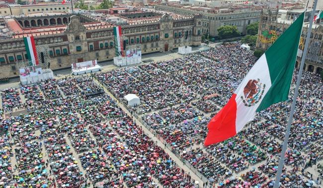 Sheinbaum rinde cuentas ante miles de personas en el Zócalo