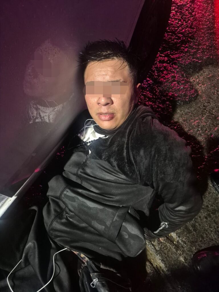 Elementos de la policía municipal detienen a presunto implicado en robo de vehículo tras persecución en Tlalnepantla