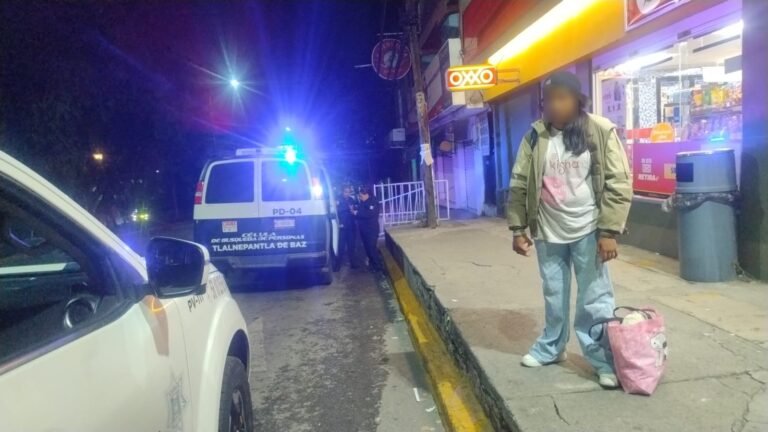 Policia de Tlalnepantla auxulia a menor que deambulaba durante la madrugada y la reintegra con su familia