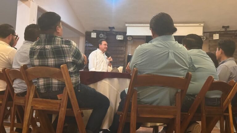 Liborio Vidal escucha a la estructura de Morena en el distrito 2 de Mérida